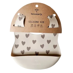 Babero de silicona con diseño de corazones y bolsillo recogemigas – color beige