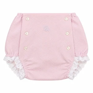 Cubrepañal rosa para bebé Chocolat Baby con bordado blanco, seis botones delanteros y delicado volante en las perneras.