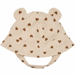 Gorro de muselina beige para bebé con estampado de corazones marrones y orejitas decorativas.
