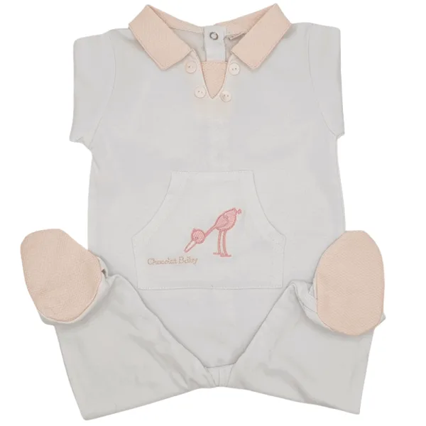 detalle de cigüeña bordado en el pecho