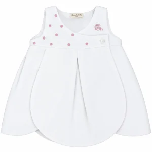 Vestido bebé blanco de piqué Manchester Chocolat Baby con bordado rosa y cierre frontal de botones.