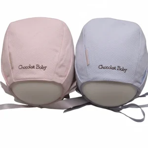 Capota de piqué en color celeste y rosa con bodoques en marrón, un accesorio clásico y elegante