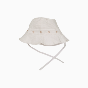 Gorrito para bebé de 3 meses con delicados bodoques en dorado y pequeñas alas laterales para proteger del sol
