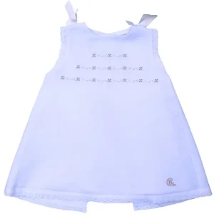 Vestido bebé modelo Cambridge de la marca Chocolat Baby, confeccionado en piqué blanco de alta calidad, con delicados bordados decorativos en la parte frontal