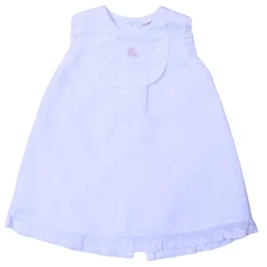 Vestido blanco para bebé niña de la Colección York de Chocolat Baby, con detalles en la parte frontal de puntilla y bordado.