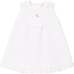 Vestido blanco para bebé niña de la Colección York de Chocolat Baby, con detalles en la parte frontal de puntilla y bordado.