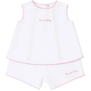 Conjunto de dos piezas para bebé de 3 meses de la marca Chocolat Baby, color blanco con detalles rosas.
