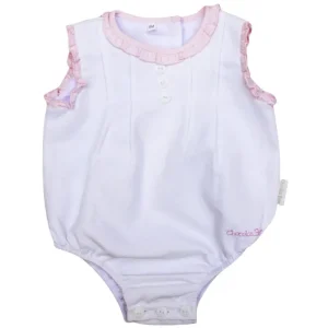 Enterizo plisado de color blanco con volantes rosas para bebé de Chocolat Baby