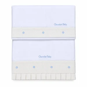 Juego de sábanas para moisés o minicuna Chocolat Baby blanco con detalles bordados en celeste, compuesto por sábana y funda de almohada.