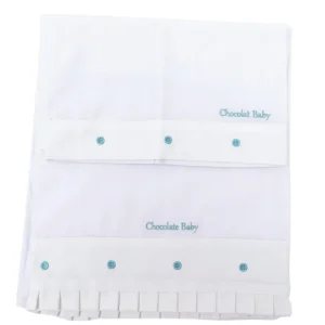 Juego de sábanas blancas para moisés o minicuna de bebé de la marca Chocolat Baby, compuesto por dos piezas: sábana bajera y funda de almohada a juego. Detalles celeste
