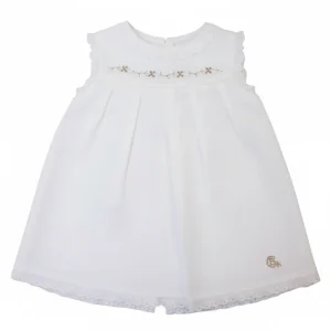Vestido bebé blanco con bordado dorado – modelo Liverpool de Chocolat Baby. Elegante y cómodo