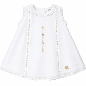 Vestido bebé blanco Bristol Chocolat Baby con tejido de piqué, cenefas caladas y bordado dorado floral