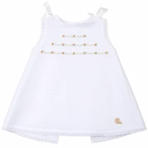 Vestido bebé blanco de piqué bordado Chocolat Baby con bordados florales dorados y lazos en los hombros – 12 meses