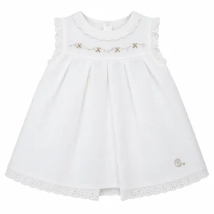 Vestido bebé blanco de piqué Liverpool Chocolat Baby vista delantera con apertura de botón y cuello redondo.