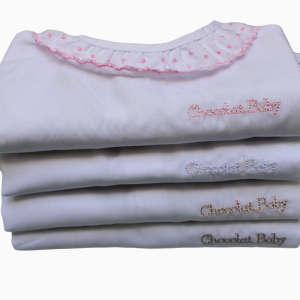 Camisa de bebé Chocolat Baby en talla 9 meses. Manga larga con cuello volante y puntilla bordada. Disponible en 4 colores (blanco, rosa, dorado y gris oliva).
