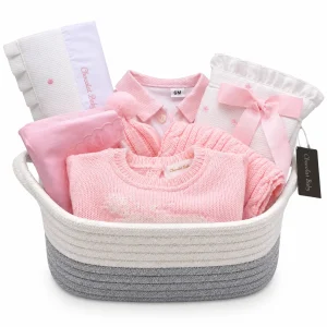 Cesta regalo bebé niña 3-6 meses Chocolat Baby con jersey rosa, pijama bordado, camisa de batista, gorro, bufanda, manoplas, sábanas para moisés, portabiberón y cesta reutilizable.
