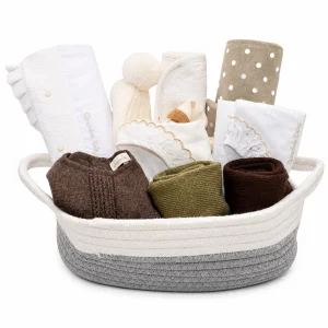 Cesta de nacimiento unisex de otoño Chocolat Baby con ropa de bebé
