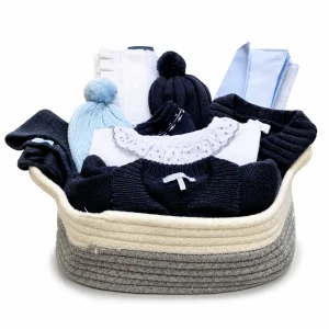Cesta de nacimiento unisex invierno Chocolat Baby con ropa y accesorios en tonos grises, celeste y blanco