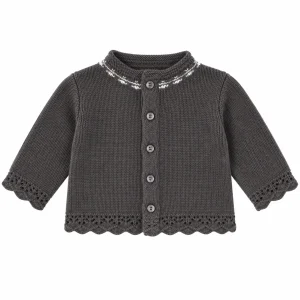 Chaqueta de punto gris marengo para bebé Chocolat Baby con cenefa blanca en el cuello, cierre de botones y detalles calados.