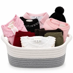 Cesta nacimiento bebé niña 6 meses con ropa de invierno Chocolat Baby, dos camisas de batista, pijama bordado, jersey rosa, chaquetas de punto, gorro, polainas y cesta reutilizable.