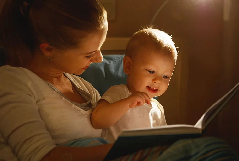 mamá y su bebé mirando un cuento antes de dormir