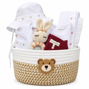 Cesta de nacimiento para bebé niña verano de 3 meses con vestido Bristol, conjunto blanco de dos piezas, mono rosa, chaqueta corta color vino, gorrito blanco, vestido Manchester, portabiberón, sonajero de conejita, toalla de hombro, sábanas para moisés y cesta de regalo.