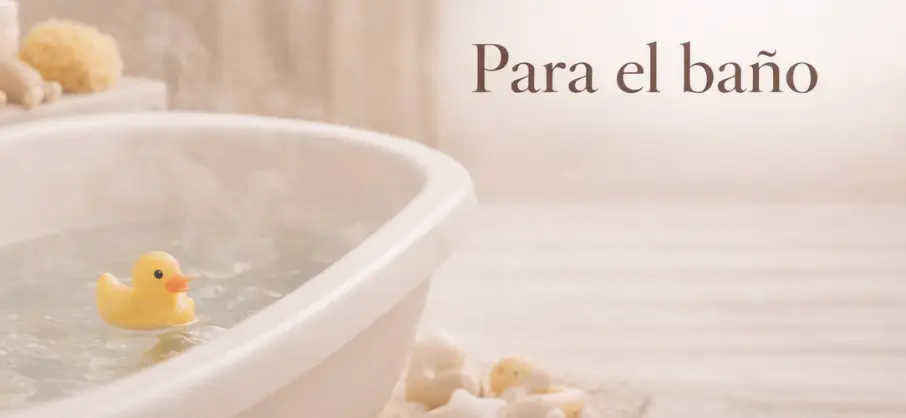 bañera llena de agua con un patito de goma flotando