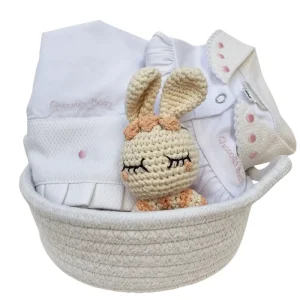 Mini Cesta Dulces Sueños Rosa con pijama de algodón, sábanas para moisés y sonajero de conejito para recién nacida