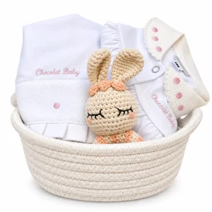 Mini canastilla bebé niña con pijama Chocolat Baby, juego de sábanas, sonajero de conejita y cesta reutilizable