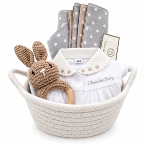 Cesta regalo bebé unisex recién nacido con muselina reversible, pijama Chocolat Baby y sonajero de conejito