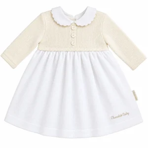 Vestido bebé de piqué blanco y punto color crema Chocolat Baby con cuello redondo y manga larga